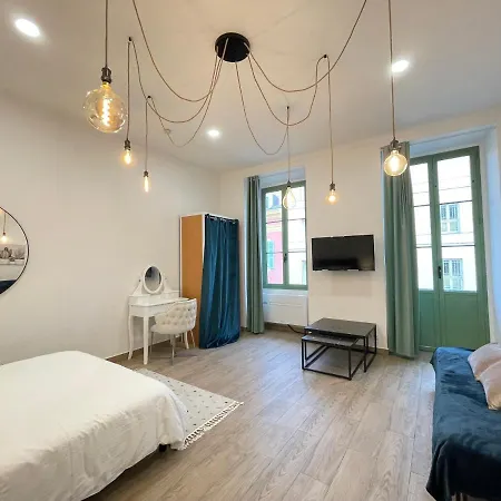 Renting - 2 Massena - Luxury Loft - Balcony Massena Square View - Aircon Apartment